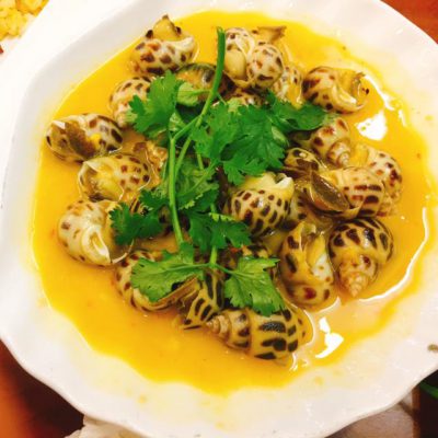 Hướng dẫn cách làm ốc hương xào trứng muối ngon chuẩn vị mẹ nấu.