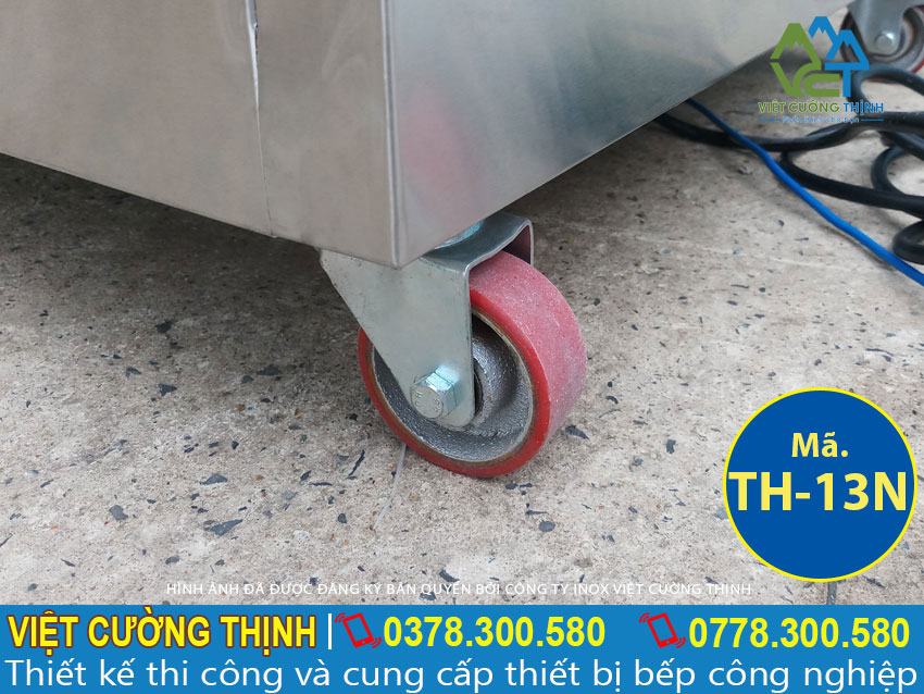Tủ hâm nóng thức ăn được thiết kế mái che bên trên và 2 nồi 10 khay, di chuyển linh hoạt với bánh xe bên dưới.