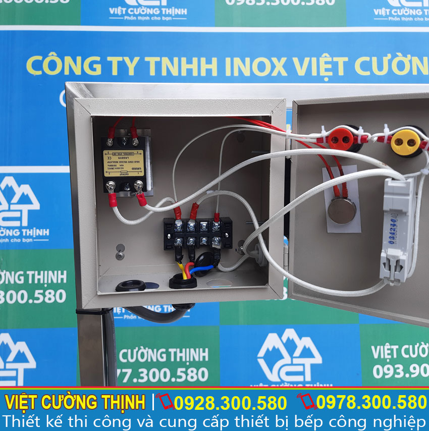 Hộp điện được thiết kế đơn giản dễ sử dụng
