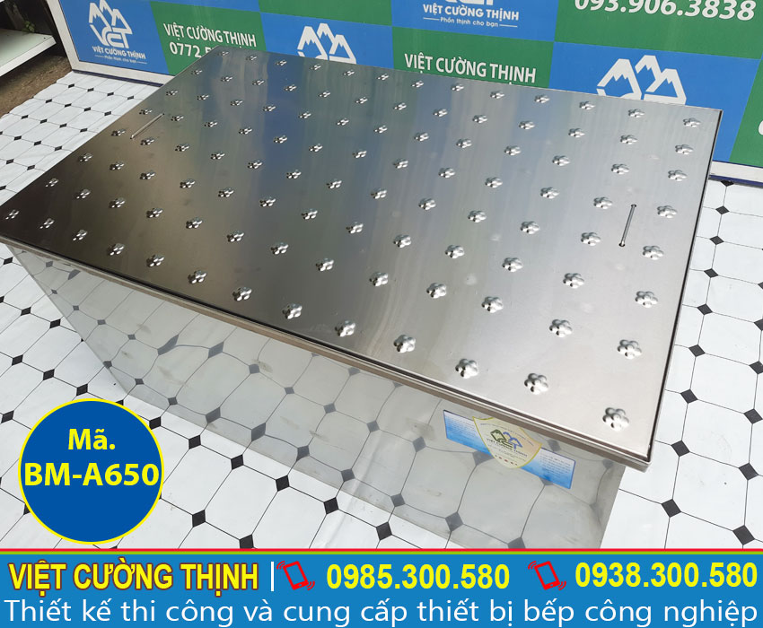 Góc trái bẫy mỡ inox nhà hàng